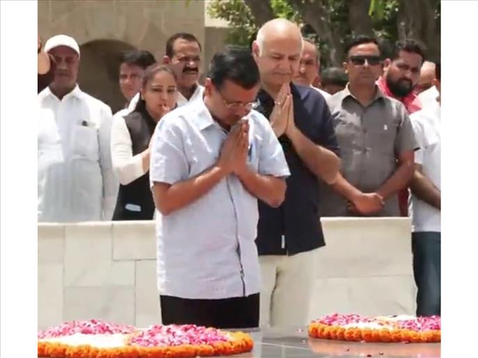 Delhi Excise Policy case: Kejriwal pays tribute to Mahatma Gandhi at Rajghat, backs 'Satyagraha' stance